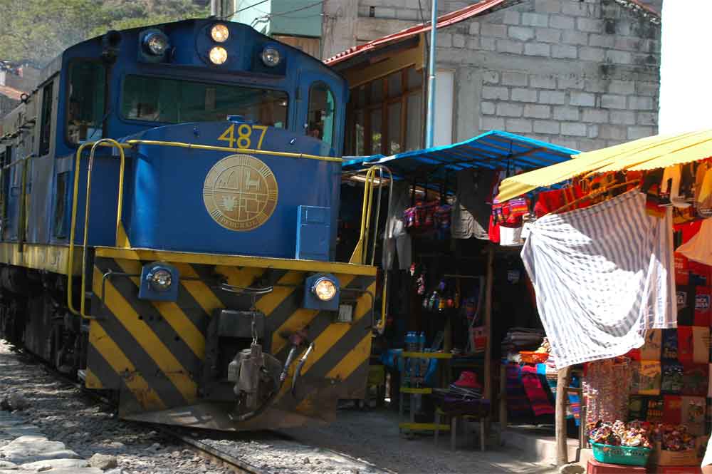 104 - Peru - Aguas Calientes, tren y tiendas